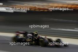 Pastor Maldonado (VEN) Lotus F1 E23 sends sparks flying. 19.04.2015. Formula 1 World Championship, Rd 4, Bahrain Grand Prix, Sakhir, Bahrain, Race Day.