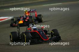 Fernando Alonso (ESP) McLaren MP4-30. 19.04.2015. Formula 1 World Championship, Rd 4, Bahrain Grand Prix, Sakhir, Bahrain, Race Day.