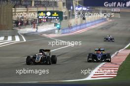 Nico Hulkenberg (GER), Sahara Force India and Felipe Nasr (BRA), Sauber F1 Team  19.04.2015. Formula 1 World Championship, Rd 4, Bahrain Grand Prix, Sakhir, Bahrain, Race Day.