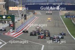 Lewis Hamilton (GBR) Mercedes AMG F1 W06 leads at the start of the race. 19.04.2015. Formula 1 World Championship, Rd 4, Bahrain Grand Prix, Sakhir, Bahrain, Race Day.