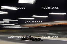 Romain Grosjean (FRA) Lotus F1 E23 sends sparks flying. 19.04.2015. Formula 1 World Championship, Rd 4, Bahrain Grand Prix, Sakhir, Bahrain, Race Day.