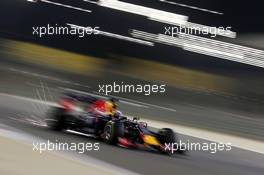 Daniel Ricciardo (AUS) Red Bull Racing RB11 sends sparks flying. 19.04.2015. Formula 1 World Championship, Rd 4, Bahrain Grand Prix, Sakhir, Bahrain, Race Day.