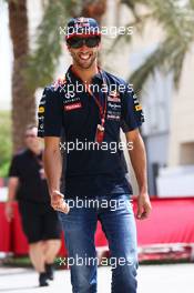 Daniel Ricciardo (AUS) Red Bull Racing. 18.04.2015. Formula 1 World Championship, Rd 4, Bahrain Grand Prix, Sakhir, Bahrain, Qualifying Day.
