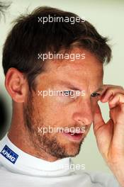 Jenson Button (GBR) McLaren. 18.04.2015. Formula 1 World Championship, Rd 4, Bahrain Grand Prix, Sakhir, Bahrain, Qualifying Day.