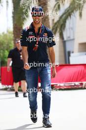 Daniel Ricciardo (AUS) Red Bull Racing. 18.04.2015. Formula 1 World Championship, Rd 4, Bahrain Grand Prix, Sakhir, Bahrain, Qualifying Day.