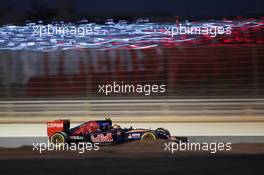 Carlos Sainz Jr (ESP) Scuderia Toro Rosso STR10. 18.04.2015. Formula 1 World Championship, Rd 4, Bahrain Grand Prix, Sakhir, Bahrain, Qualifying Day.