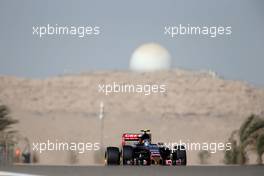 Carlos Sainz (ESP), Scuderia Toro Rosso  18.04.2015. Formula 1 World Championship, Rd 4, Bahrain Grand Prix, Sakhir, Bahrain, Qualifying Day.