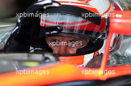 Jenson Button (GBR) McLaren MP4-30. 18.04.2015. Formula 1 World Championship, Rd 4, Bahrain Grand Prix, Sakhir, Bahrain, Qualifying Day.