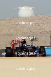 Carlos Sainz Jr (ESP) Scuderia Toro Rosso STR10. 18.04.2015. Formula 1 World Championship, Rd 4, Bahrain Grand Prix, Sakhir, Bahrain, Qualifying Day.