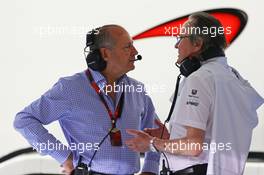 (L to R): Ron Dennis (GBR) McLaren Executive Chairman with Mansour Ojjeh, McLaren shareholder. 18.04.2015. Formula 1 World Championship, Rd 4, Bahrain Grand Prix, Sakhir, Bahrain, Qualifying Day.