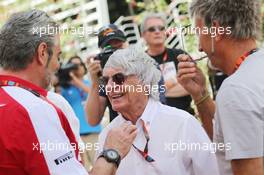 (L to R): Maurizio Arrivabene (ITA) Ferrari Team Principal with Bernie Ecclestone (GBR) and Eddie Jordan (IRE) BBC Television Pundit. 19.04.2015. Formula 1 World Championship, Rd 4, Bahrain Grand Prix, Sakhir, Bahrain, Race Day.