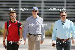 Will Stevens (GBR) Manor Marussia F1 Team (Left). 19.04.2015. Formula 1 World Championship, Rd 4, Bahrain Grand Prix, Sakhir, Bahrain, Race Day.