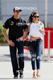 Pastor Maldonado (VEN) Lotus F1 Team with his wife Gabriela Tarkanyi (VEN). 19.04.2015. Formula 1 World Championship, Rd 4, Bahrain Grand Prix, Sakhir, Bahrain, Race Day.