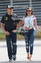 (L to R): Pastor Maldonado (VEN) Lotus F1 Team with his wife Gabriela Tarkanyi (VEN). 19.04.2015. Formula 1 World Championship, Rd 4, Bahrain Grand Prix, Sakhir, Bahrain, Race Day.