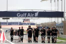 Lotus F1 Team engineers 16.04.2015. Formula 1 World Championship, Rd 4, Bahrain Grand Prix, Sakhir, Bahrain, Preparation Day.