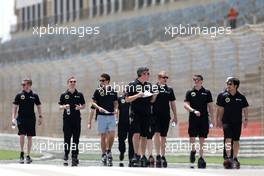 Jolyon Palmer (GBR), Lotus F1 Team and Lotus F1 Team engineers 16.04.2015. Formula 1 World Championship, Rd 4, Bahrain Grand Prix, Sakhir, Bahrain, Preparation Day.