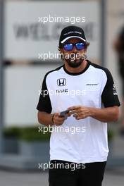 Fernando Alonso (ESP), McLaren Honda  16.04.2015. Formula 1 World Championship, Rd 4, Bahrain Grand Prix, Sakhir, Bahrain, Preparation Day.