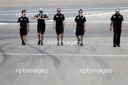 Ayao Komatsu (JPN), Lotus F1 Team  and Alan Permane (GBR) Lotus F1 Team Trackside Operations   16.04.2015. Formula 1 World Championship, Rd 4, Bahrain Grand Prix, Sakhir, Bahrain, Preparation Day.