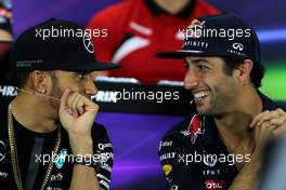 Lewis Hamilton (GBR), Mercedes AMG F1 Team and Daniel Ricciardo (AUS), Red Bull Racing  16.04.2015. Formula 1 World Championship, Rd 4, Bahrain Grand Prix, Sakhir, Bahrain, Preparation Day.