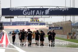 Lotus F1 Team engineers 16.04.2015. Formula 1 World Championship, Rd 4, Bahrain Grand Prix, Sakhir, Bahrain, Preparation Day.
