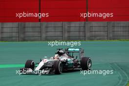 Lewis Hamilton (GBR) Mercedes AMG F1 W06 runs wide. 13.11.2015. Formula 1 World Championship, Rd 18, Brazilian Grand Prix, Sao Paulo, Brazil, Practice Day.