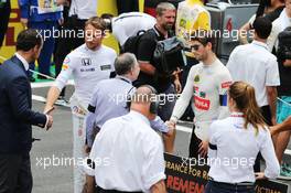 Jean Todt (FRA) FIA President with Romain Grosjean (FRA) Lotus F1 Team on the grid. 15.11.2015. Formula 1 World Championship, Rd 18, Brazilian Grand Prix, Sao Paulo, Brazil, Race Day.