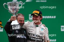 James Waddell with Nico Rosberg (GER) Mercedes AMG F1 W06. 15.11.2015. Formula 1 World Championship, Rd 18, Brazilian Grand Prix, Sao Paulo, Brazil, Race Day.