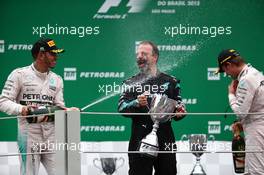 Lewis Hamilton (GBR) Mercedes AMG F1 with James Waddell. 15.11.2015. Formula 1 World Championship, Rd 18, Brazilian Grand Prix, Sao Paulo, Brazil, Race Day.
