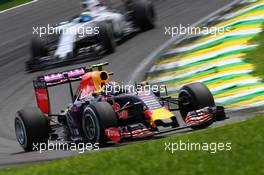 Daniil Kvyat (RUS) Red Bull Racing RB11. 15.11.2015. Formula 1 World Championship, Rd 18, Brazilian Grand Prix, Sao Paulo, Brazil, Race Day.