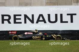 Pastor Maldonado (VEN) Lotus F1 E23 passes a Renauly advertising hoarding. 14.11.2015. Formula 1 World Championship, Rd 18, Brazilian Grand Prix, Sao Paulo, Brazil, Qualifying Day.