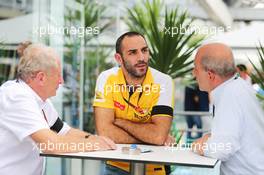 (L to R): Dr Helmut Marko (AUT) Red Bull Motorsport Consultant with Cyril Abiteboul (FRA) Renault Sport F1 Managing Director. 14.11.2015. Formula 1 World Championship, Rd 18, Brazilian Grand Prix, Sao Paulo, Brazil, Qualifying Day.