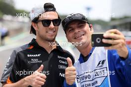 Sergio Perez (MEX) Sahara Force India F1 with a fan. 12.11.2015. Formula 1 World Championship, Rd 18, Brazilian Grand Prix, Sao Paulo, Brazil, Preparation Day.