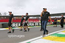 Pastor Maldonado (VEN) Lotus F1 Team walks the circuit with the team. 12.11.2015. Formula 1 World Championship, Rd 18, Brazilian Grand Prix, Sao Paulo, Brazil, Preparation Day.