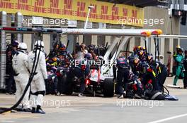 Daniel Ricciardo (AUS) Red Bull Racing RB11 makes a pit stop. 07.06.2015. Formula 1 World Championship, Rd 7, Canadian Grand Prix, Montreal, Canada, Race Day.