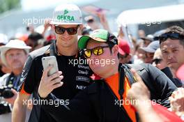 Nico Hulkenberg (GER) Sahara Force India F1 with fans. 04.06.2015. Formula 1 World Championship, Rd 7, Canadian Grand Prix, Montreal, Canada, Preparation Day.