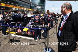 Ron Dennis (GBR) McLaren Executive Chairman looks at the Red Bull Racing RB11 on the grid. 12.04.2015. Formula 1 World Championship, Rd 3, Chinese Grand Prix, Shanghai, China, Race Day.