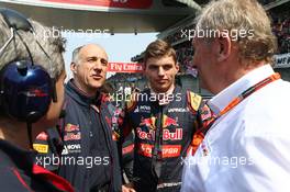 (L to R): Franz Tost (AUT) Scuderia Toro Rosso Team Principal with Max Verstappen (NLD) Scuderia Toro Rosso and Dr Helmut Marko (AUT) Red Bull Motorsport Consultant on the grid. 12.04.2015. Formula 1 World Championship, Rd 3, Chinese Grand Prix, Shanghai, China, Race Day.