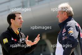 Remi Taffin (FRA) Renault Sport F1 Head of track operations and Dr Helmut Marko (AUT) Red Bull Motorsport Consultant  11.04.2015. Formula 1 World Championship, Rd 3, Chinese Grand Prix, Shanghai, China, Qualifying Day.