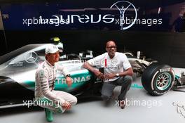 (L to R): Nico Rosberg (GER) Mercedes AMG F1 with Ed Moses (USA) 400m Hurdles Athletics Legend. 11.04.2015. Formula 1 World Championship, Rd 3, Chinese Grand Prix, Shanghai, China, Qualifying Day.