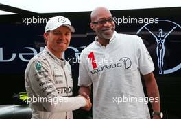 (L to R): Nico Rosberg (GER) Mercedes AMG F1 with Ed Moses (USA) 400m Hurdles Athletics Legend. 11.04.2015. Formula 1 World Championship, Rd 3, Chinese Grand Prix, Shanghai, China, Qualifying Day.
