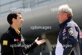 Remi Taffin (FRA) Renault Sport F1 Head of track operations and Dr Helmut Marko (AUT) Red Bull Motorsport Consultant  11.04.2015. Formula 1 World Championship, Rd 3, Chinese Grand Prix, Shanghai, China, Qualifying Day.