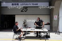 Lotus F1 Team mechanics work in the pit lane. 09.04.2015. Formula 1 World Championship, Rd 3, Chinese Grand Prix, Shanghai, China, Preparation Day.