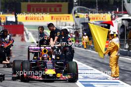 Daniil Kvyat (RUS) Red Bull Racing RB11 stops in the pit lane. 08.05.2015. Formula 1 World Championship, Rd 5, Spanish Grand Prix, Barcelona, Spain, Practice Day.