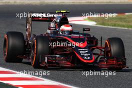Jenson Button (GBR) McLaren MP4-30 running flow-vis paint on the front wing. 08.05.2015. Formula 1 World Championship, Rd 5, Spanish Grand Prix, Barcelona, Spain, Practice Day.