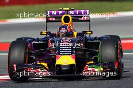 Daniil Kvyat (RUS) Red Bull Racing RB11 running flow-vis paint on the front wing. 08.05.2015. Formula 1 World Championship, Rd 5, Spanish Grand Prix, Barcelona, Spain, Practice Day.