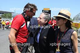 Jean Todt (FRA) FIA President with wife Michelle Yeoh (MAL) and Graeme Lowdon (GBR) Manor Marussia F1 Team Chief Executive Officer on the grid. 10.05.2015. Formula 1 World Championship, Rd 5, Spanish Grand Prix, Barcelona, Spain, Race Day.