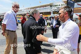 Will Stevens (GBR) Manor Marussia F1 Team with Jean Todt (FRA) FIA President on the grid. 10.05.2015. Formula 1 World Championship, Rd 5, Spanish Grand Prix, Barcelona, Spain, Race Day.