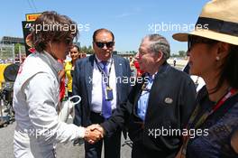 Roberto Merhi (ESP) Manor Marussia F1 Team with Jean Todt (FRA) FIA President and Michelle Yeoh (MAL) on the grid. 10.05.2015. Formula 1 World Championship, Rd 5, Spanish Grand Prix, Barcelona, Spain, Race Day.