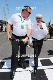 Bernie Ecclestone (GBR) on the grid with Zak Brown (USA) Just Marketing Ltd. 10.05.2015. Formula 1 World Championship, Rd 5, Spanish Grand Prix, Barcelona, Spain, Race Day.