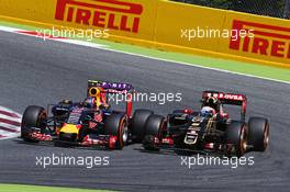 (L to R): Daniil Kvyat (RUS) Red Bull Racing RB11 and Romain Grosjean (FRA) Lotus F1 E23 battle for position. 10.05.2015. Formula 1 World Championship, Rd 5, Spanish Grand Prix, Barcelona, Spain, Race Day.